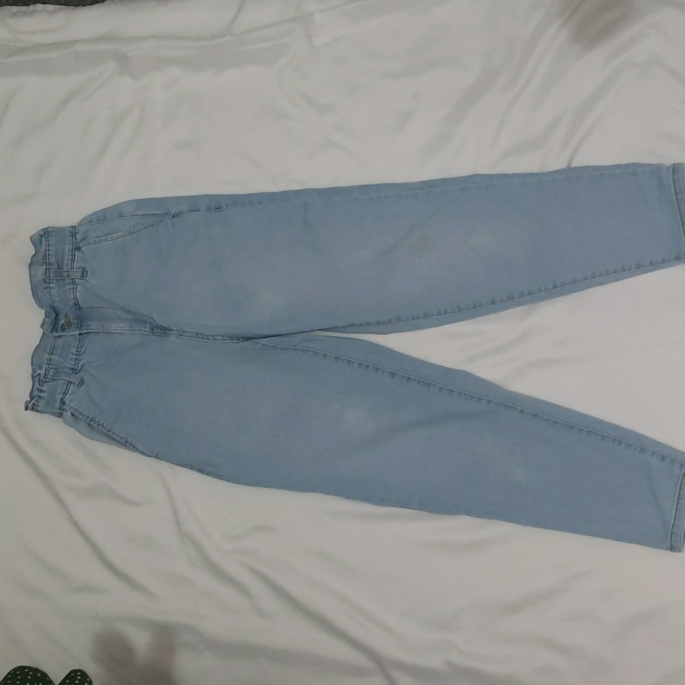 Women's light wash mom jeans